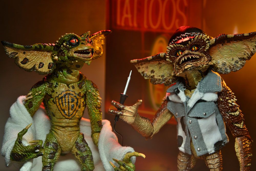 PACK 2 FIGURAS GREMLINS 2 NECA – TATTOO PARLOR (18 CM)