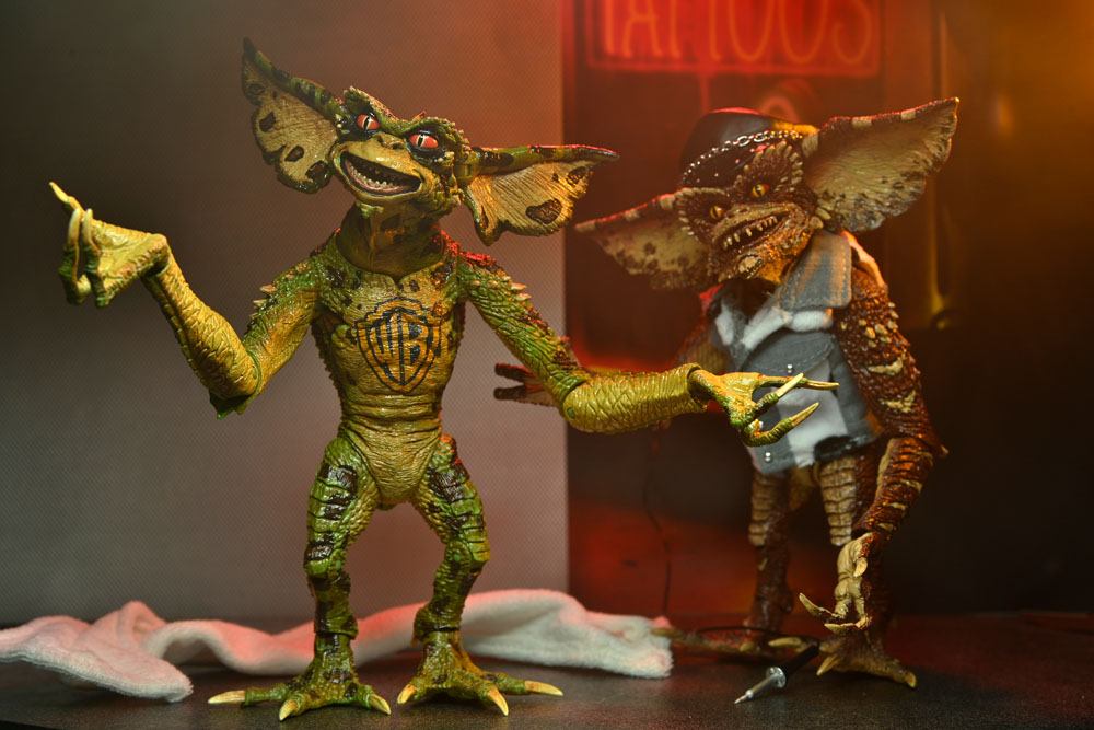 PACK 2 FIGURAS GREMLINS 2 NECA – TATTOO PARLOR (18 CM)