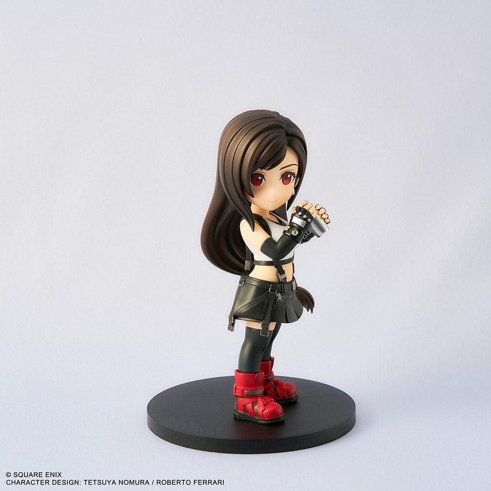 Estatua de Tifa Lockhart en pose de combate con guantes levantados – Final Fantasy VII Rebirth