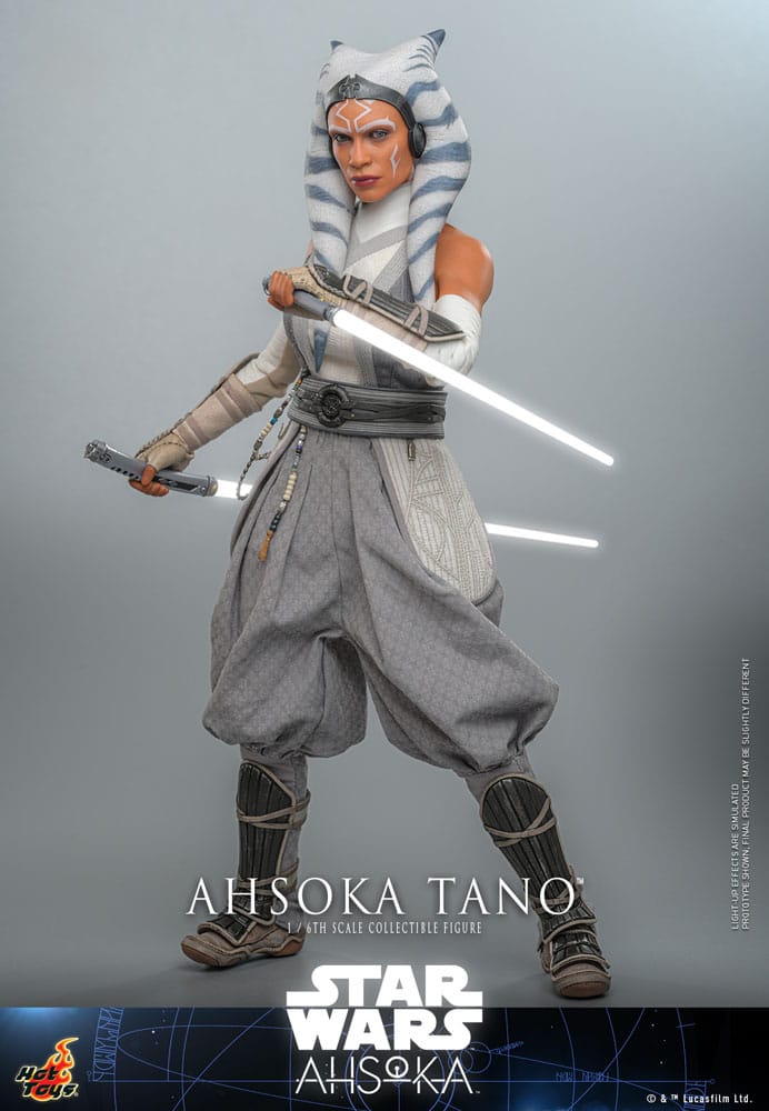 Ahsoka Tano Hot Toys con sables de luz blancos.