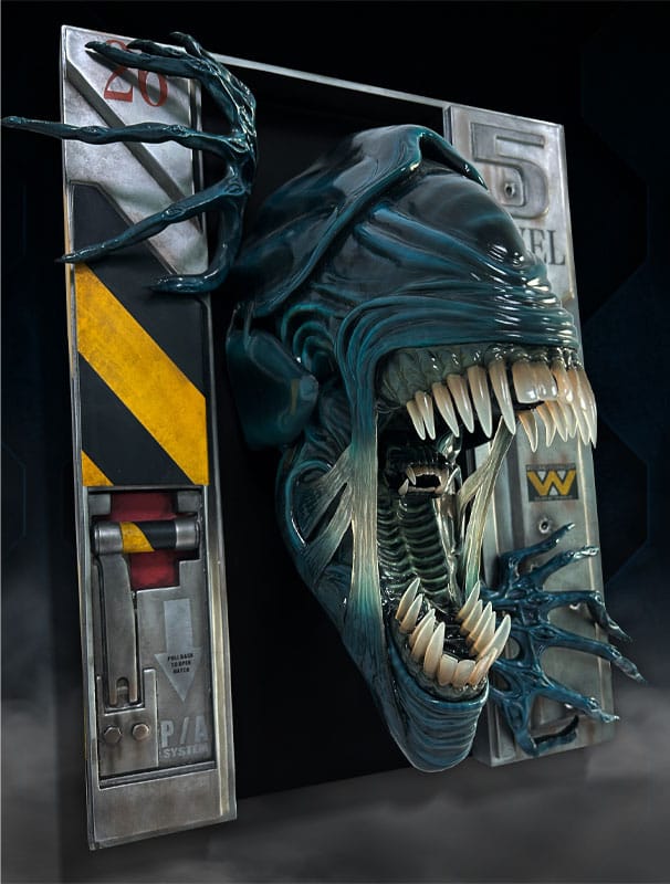 Vista lateral de la escultura de pared Alien Queen escala 1/2 con acabados realistas
