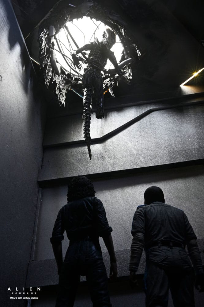 Vista lateral de la figura del Xenomorph suspendido en su base alien romulus deluxe suspended lab xenomorph xx121 neca figura 18cm.