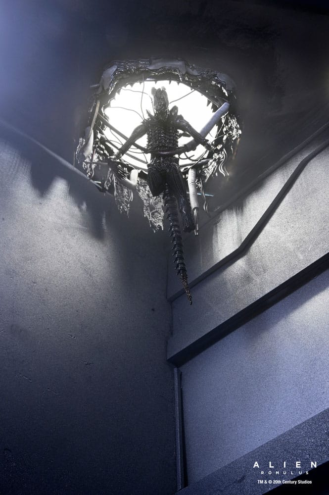 Detalle de la figura del Xenomorph y la estructura del laboratorio alien romulus deluxe suspended lab xenomorph xx121 neca figura 18cm.