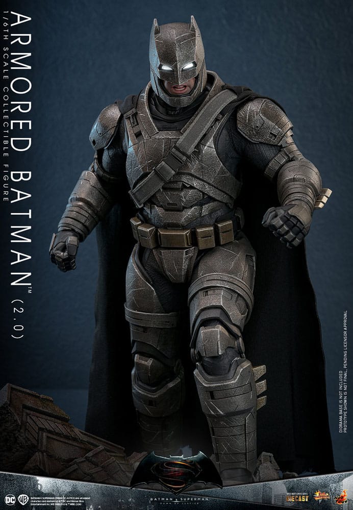 Figura coleccionable Hot Toys de Batman blindado con fondo cinematográfico.