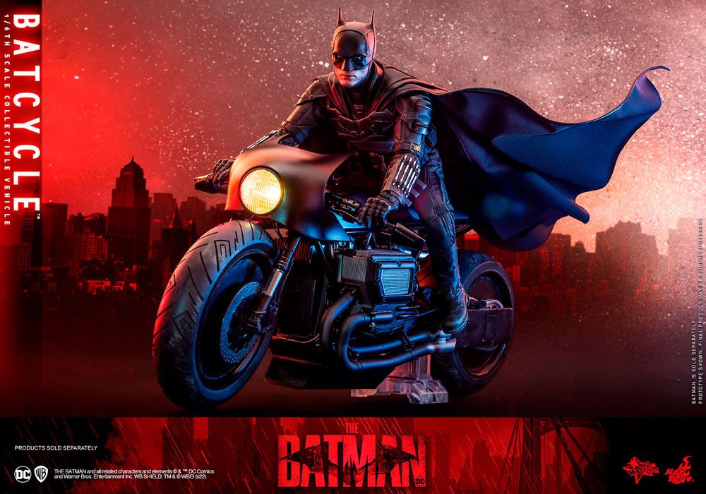 Vista lateral de la Batcycle Hot Toys con figura en movimiento