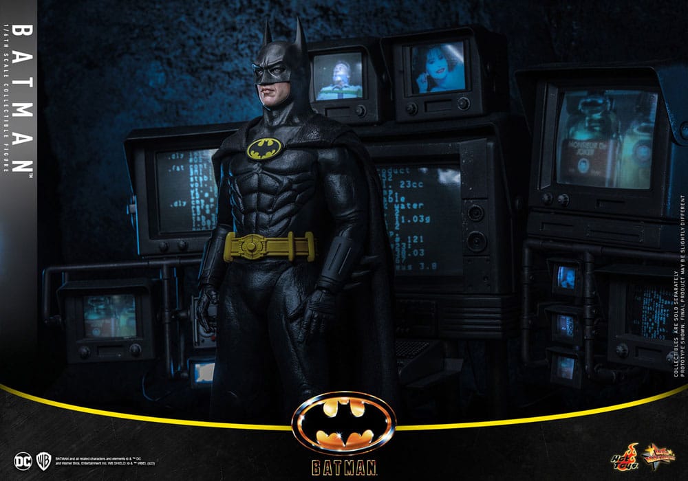 Figura Batman junto al Batmóvil clásico de la película 1989