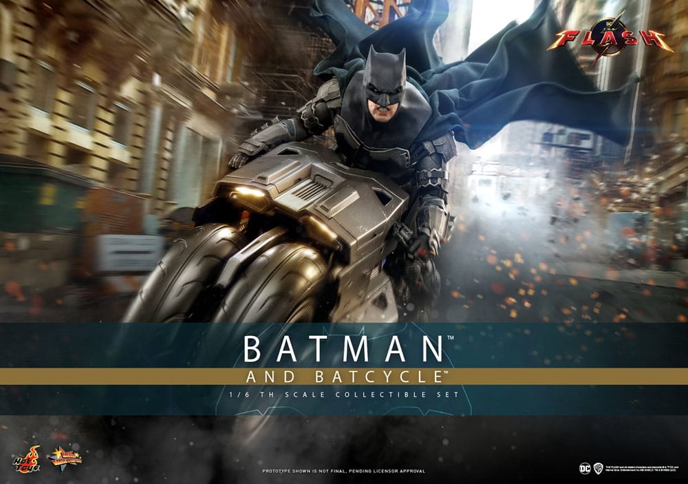 Vista lateral de la Batcycle de Batman Hot Toys con detalles realistas.