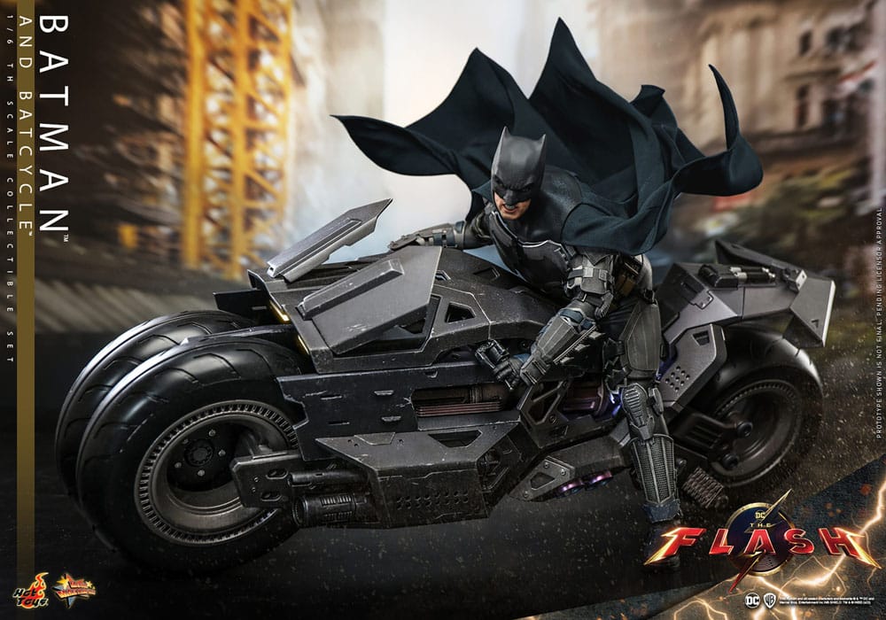 Figura articulada de Batman y Batcycle Hot Toys con esculpido y accesorios.