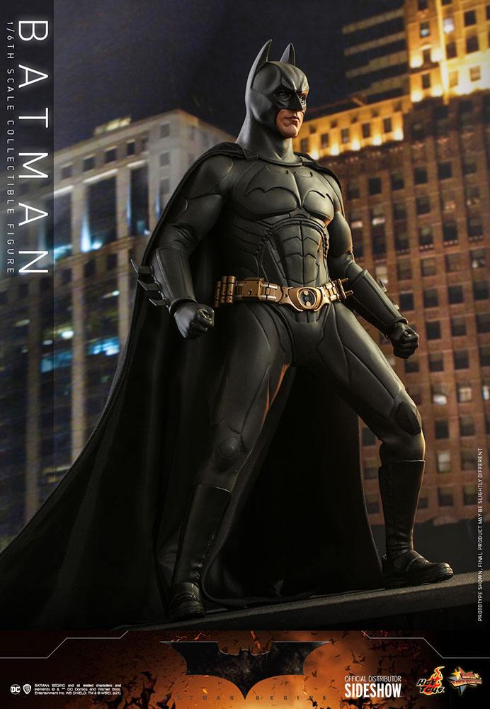Figura Batman Begins Hot Toys DC Comics exclusiva con base y traje detallado.
