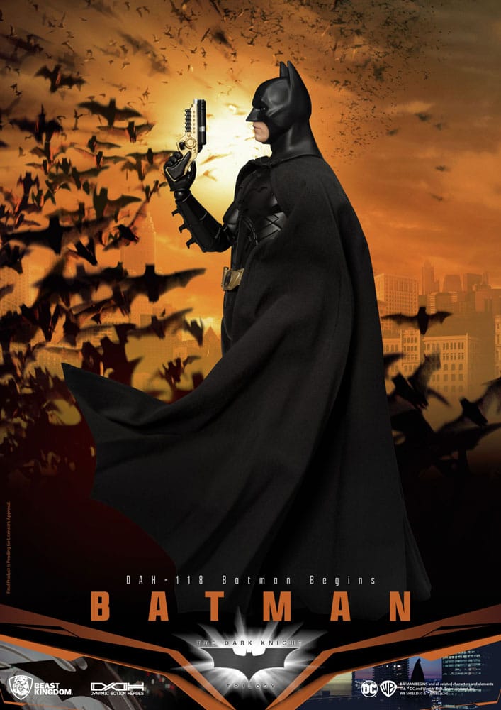 Figura articulada Batman Begins con traje negro y capa de tela – Beast Kingdom 21 cm