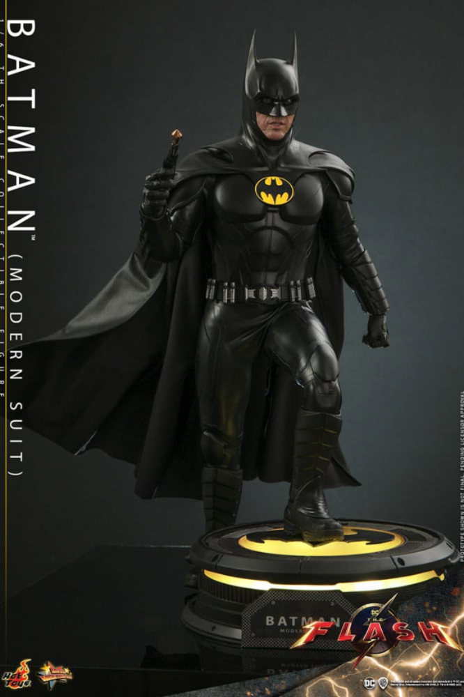 Figura frontal de Batman (Modern Suit) Hot Toys con base iluminada – The Flash Movie