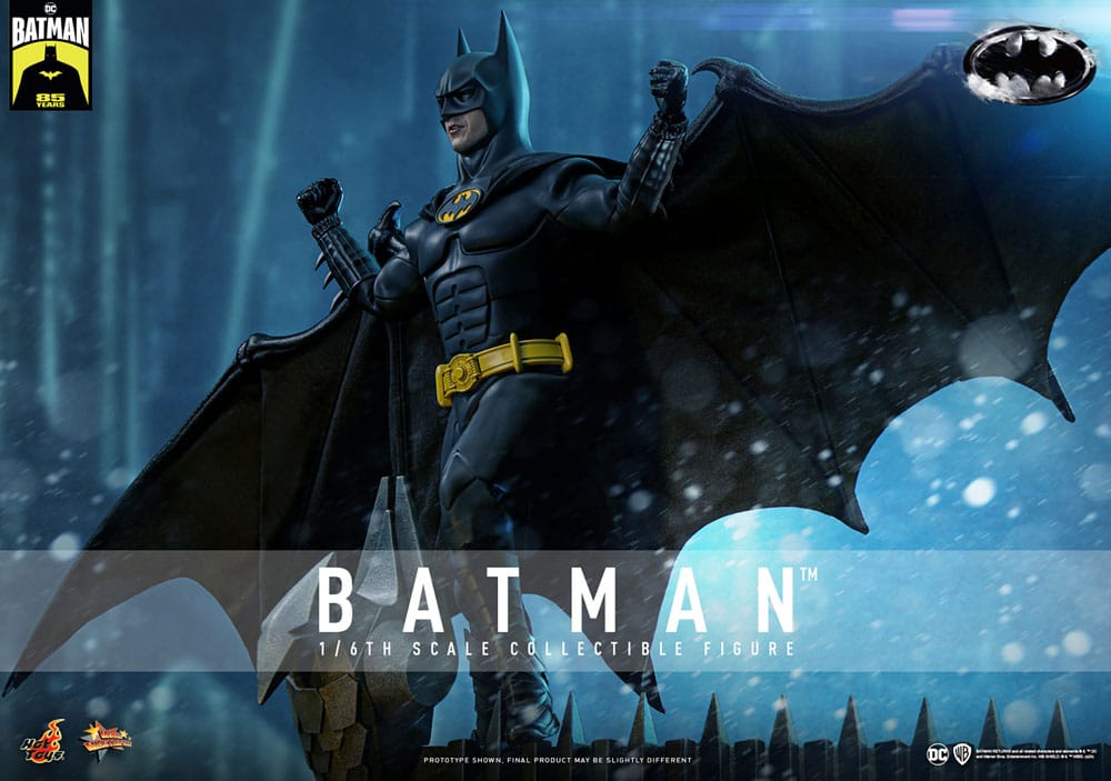Imagen promocional de Batman junto al Batmóvil con iluminación azul.