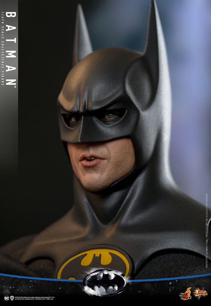 Primer plano del rostro de Batman con expresión seria y máscara negra.