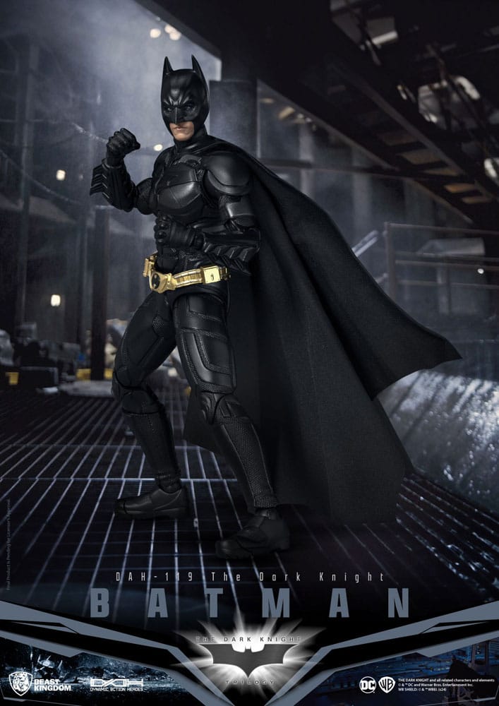 Capa de tela y detalles del traje táctico de Batman – figura DC Comics Beast Kingdom