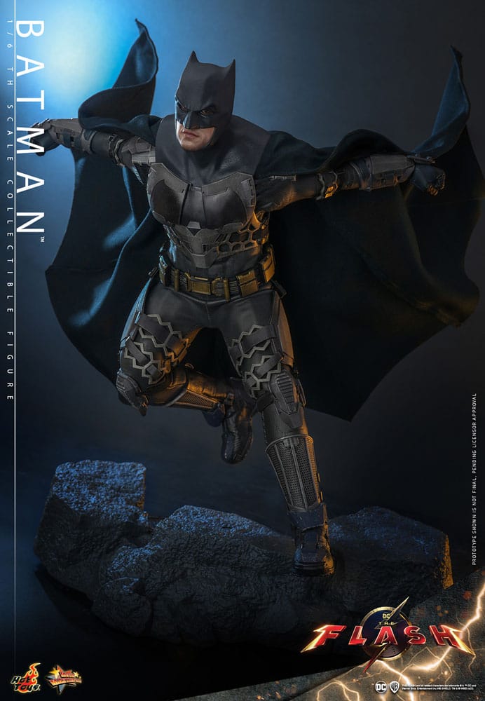 Figura Batman Hot Toys 1/6 en pose dinámica - The Flash Movie - DC Comics