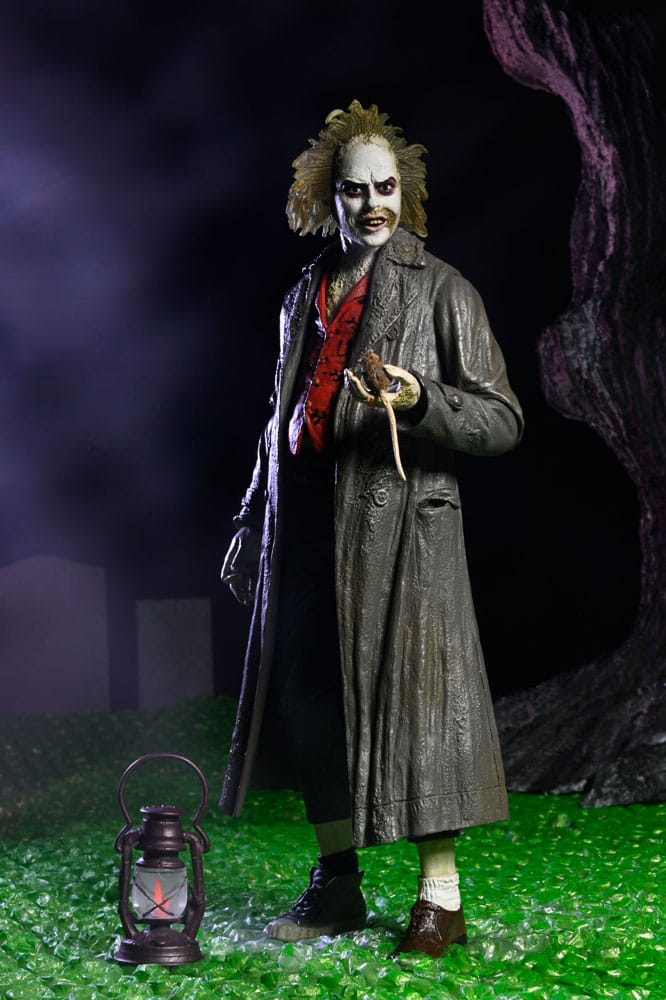 Figura articulada Beetlejuice 1988 NECA con farol y traje oscuro.