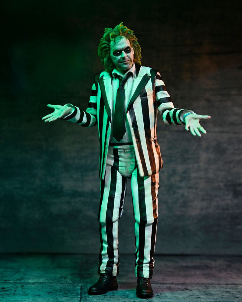 Beetlejuice en pose divertida mostrando las manos beetlejuice ultimate striped suit figura 18cm neca movie collectible.
