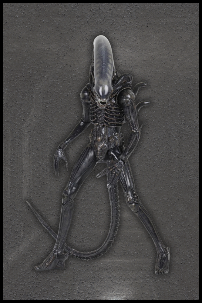 Vista lateral de Big Chap – figura Alien edición aniversario