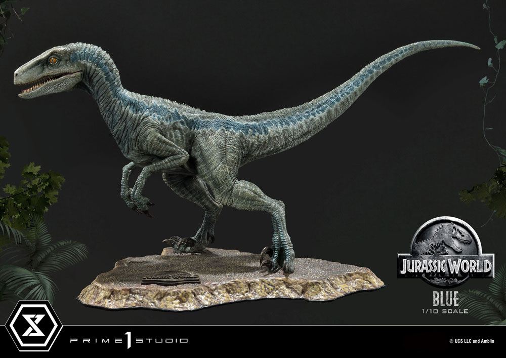 Figura Blue Jurassic World en pose defensiva con base decorativa.