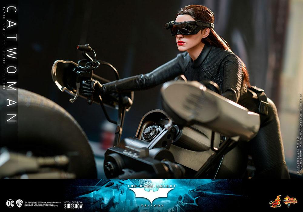 Catwoman montada sobre el Batpod en pose de acción catwoman the dark knight trilogy figura 1/6 29cm hot toys movie masterpiece.