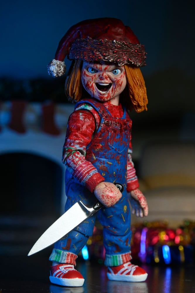 Figura Chucky edición navideña con gorro rojo y cuchillo – NECA Ultimate.