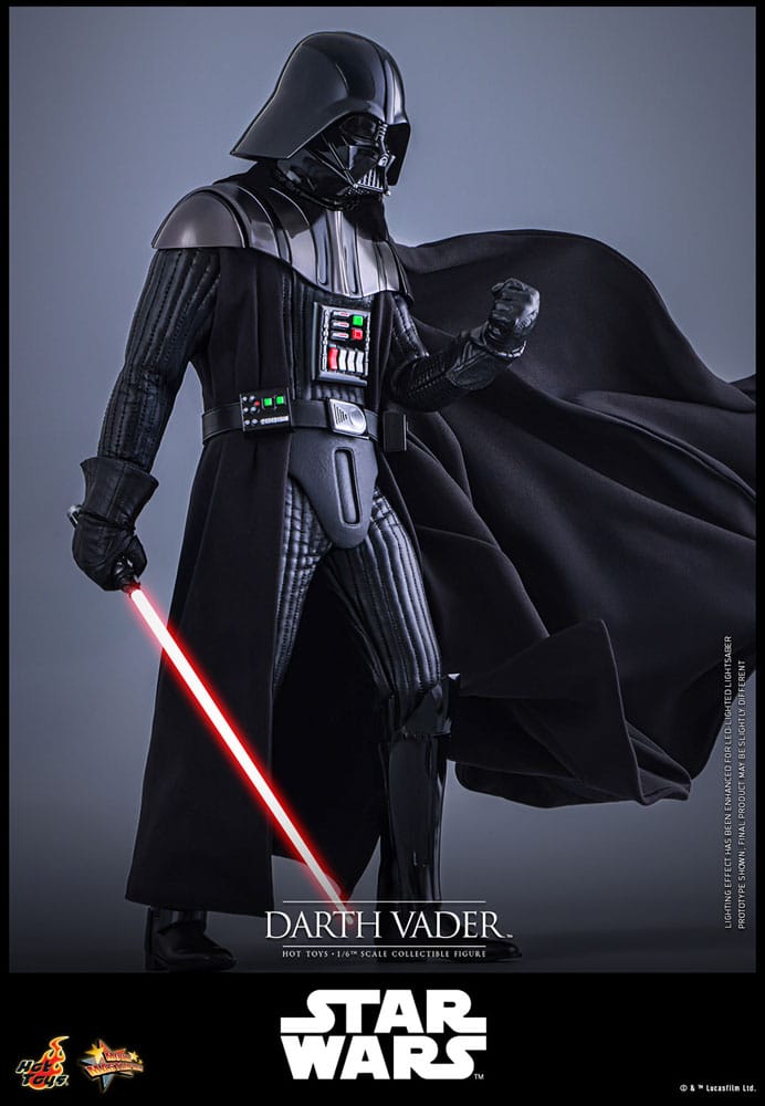 Detalle del casco y armadura de Darth Vader en la figura Hot Toys escala 1/6.