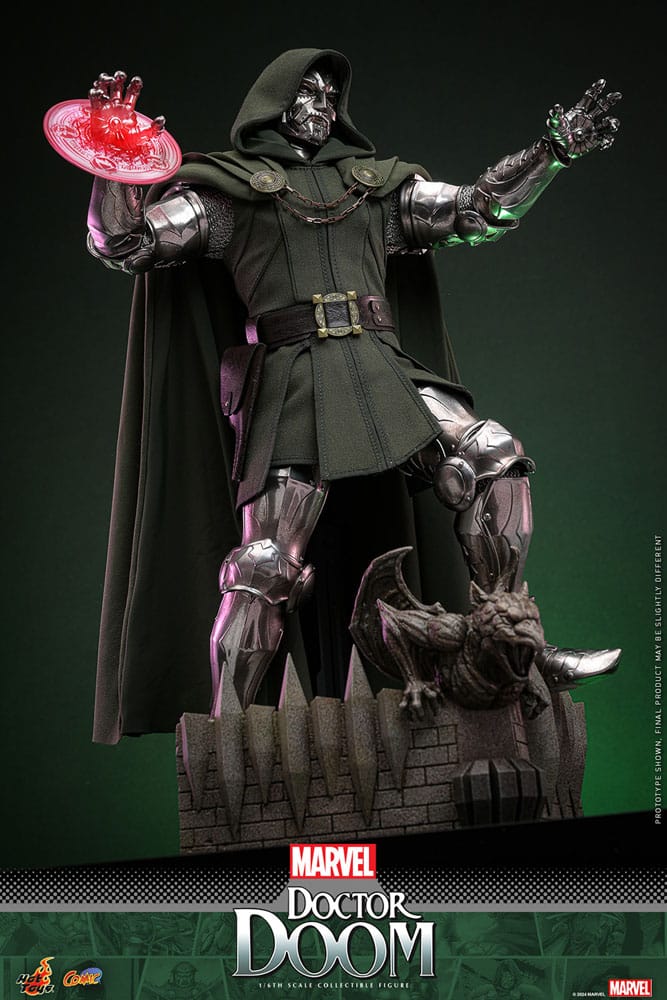 Figura Doctor Doom Hot Toys Marvel Comic posando en base expositora