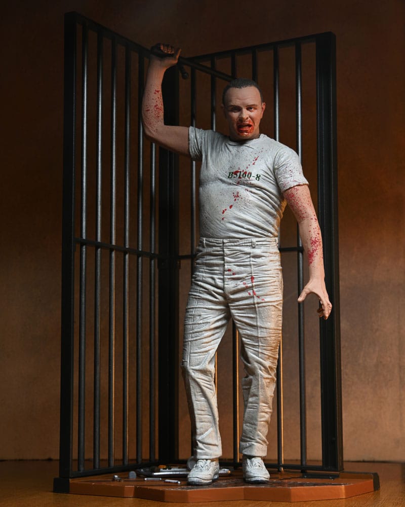 Figura articulada Hannibal Lecter con ropa blanca manchada de sangre y accesorios NECA.
