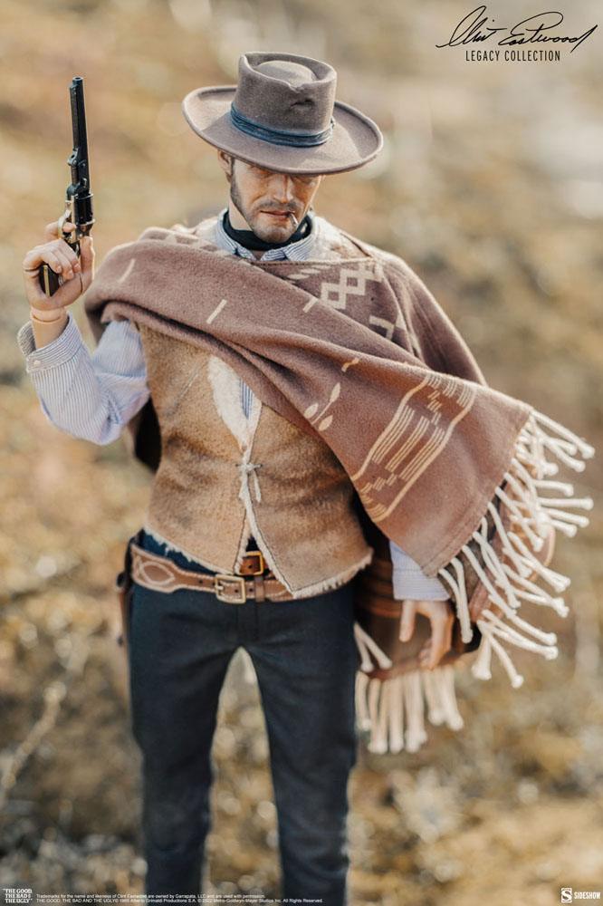 Detalle de la vestimenta de Clint Eastwood con rifle y poncho.