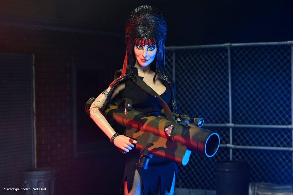 Figura de Elvira Clothed Commando posando con fondo oscuro y lanzacohetes
