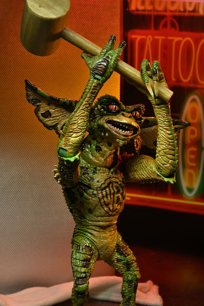 PACK 2 FIGURAS GREMLINS 2 NECA – TATTOO PARLOR (18 CM)