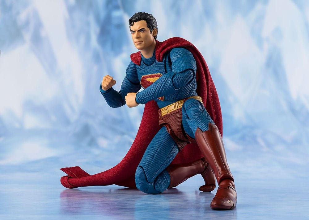 Superman con capa en pose heroica basada en la película 2025