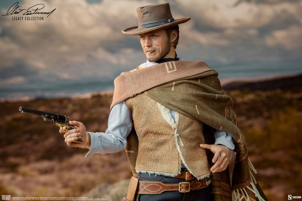 Clint Eastwood en pose de duelo con base expositora estilo desierto.
