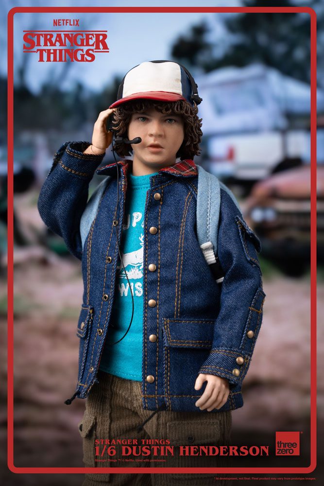 Primer plano de la figura de Dustin con gorra y mochila Stranger Things