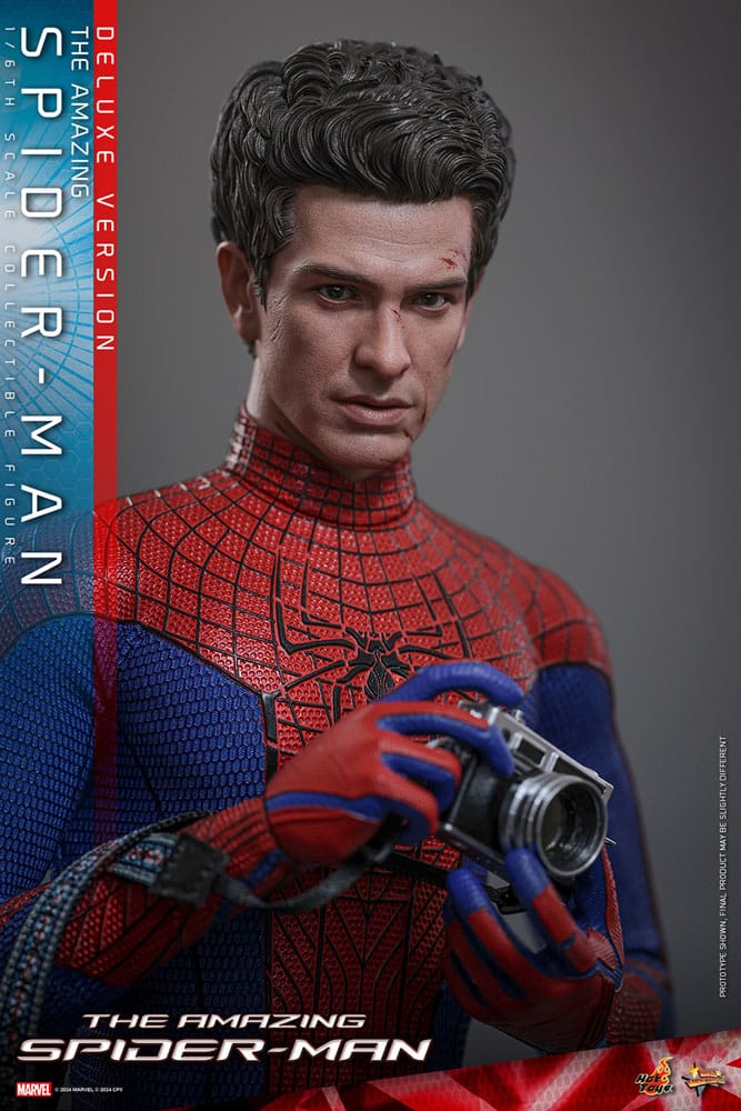 Figura articulada Spider-Man de Hot Toys versión Deluxe con múltiples accesorios