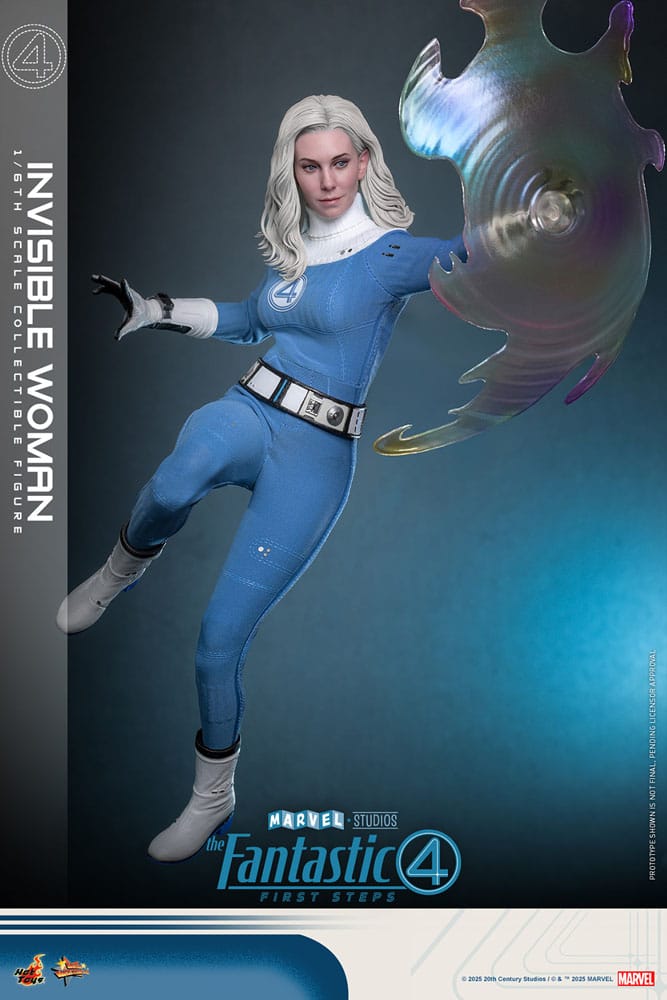 Vista completa de la figura de Invisible Woman con traje azul clásico y efectos de invisibilidad