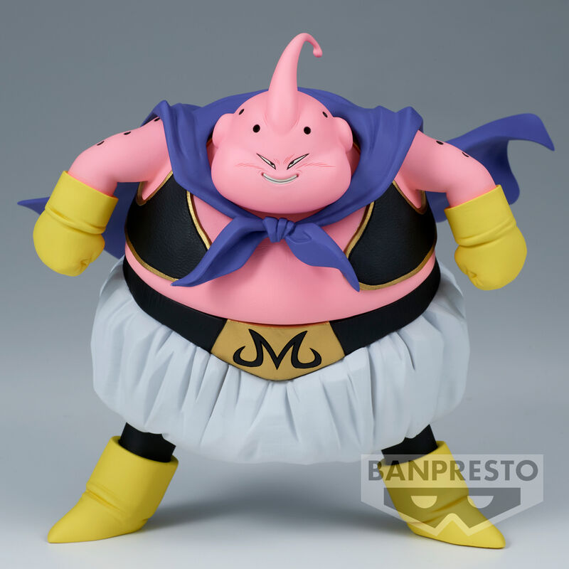 Detalle frontal de Majin Buu con símbolo M y pose lista para el combate.
