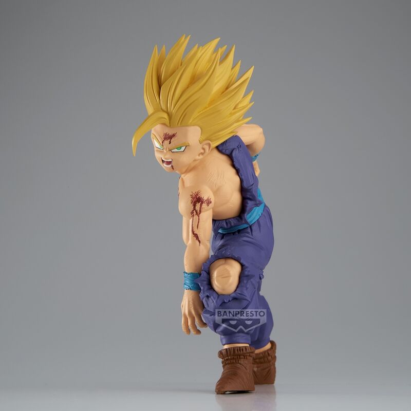 Vista lateral de Gohan con ropa rasgada y expresión decidida