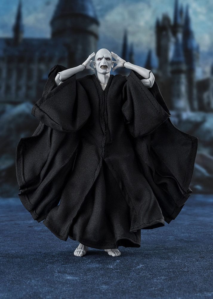 Detalle de figura Lord Voldemort con varita y pose tenebrosa