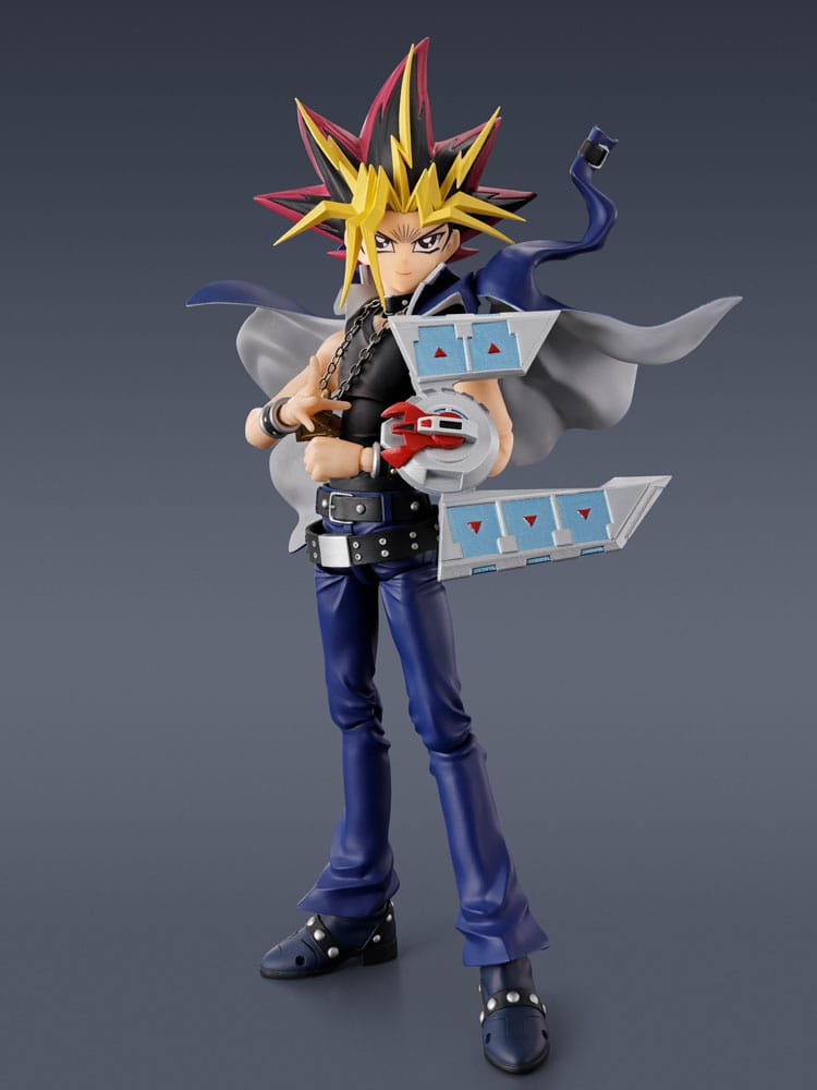 Primer plano de la figura de Yugi Moto con expresión seria