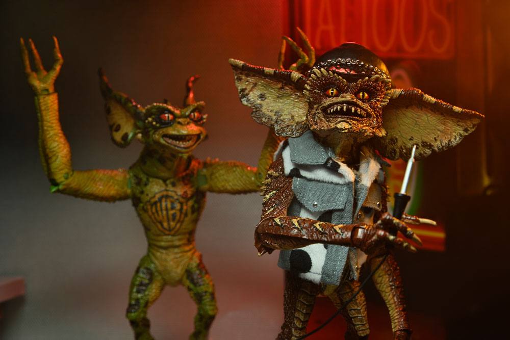 Figuras articuladas Gremlins 2 de NECA con detalles del salón de tatuajes