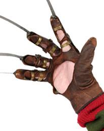 Guante Freddy Krueger escala 1:1 con acabado envejecido y articulaciones.