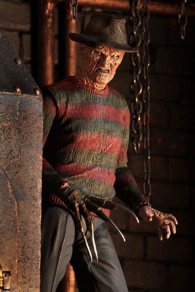 Detalle de la figura Freddy Krueger Ultimate NECA con accesorios intercambiables