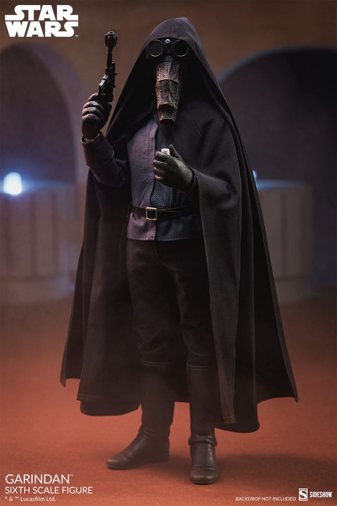 Figura Garindan Star Wars de Sideshow con capa y bláster – postura de vigilancia.