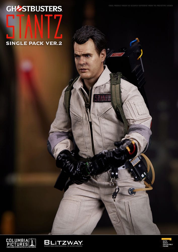Detalle de la figura Ray Stantz 1/6 con traje completo, trampa de fantasmas y base expositora.