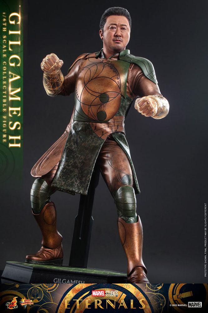 Figura Gilgamesh Hot Toys con efecto de energía cósmica y diseño fiel al personaje.