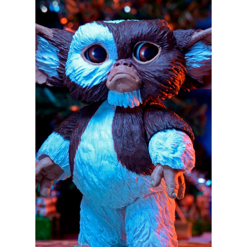 Figura Ultimate Gizmo de NECA con detalles navideños y rostros intercambiables