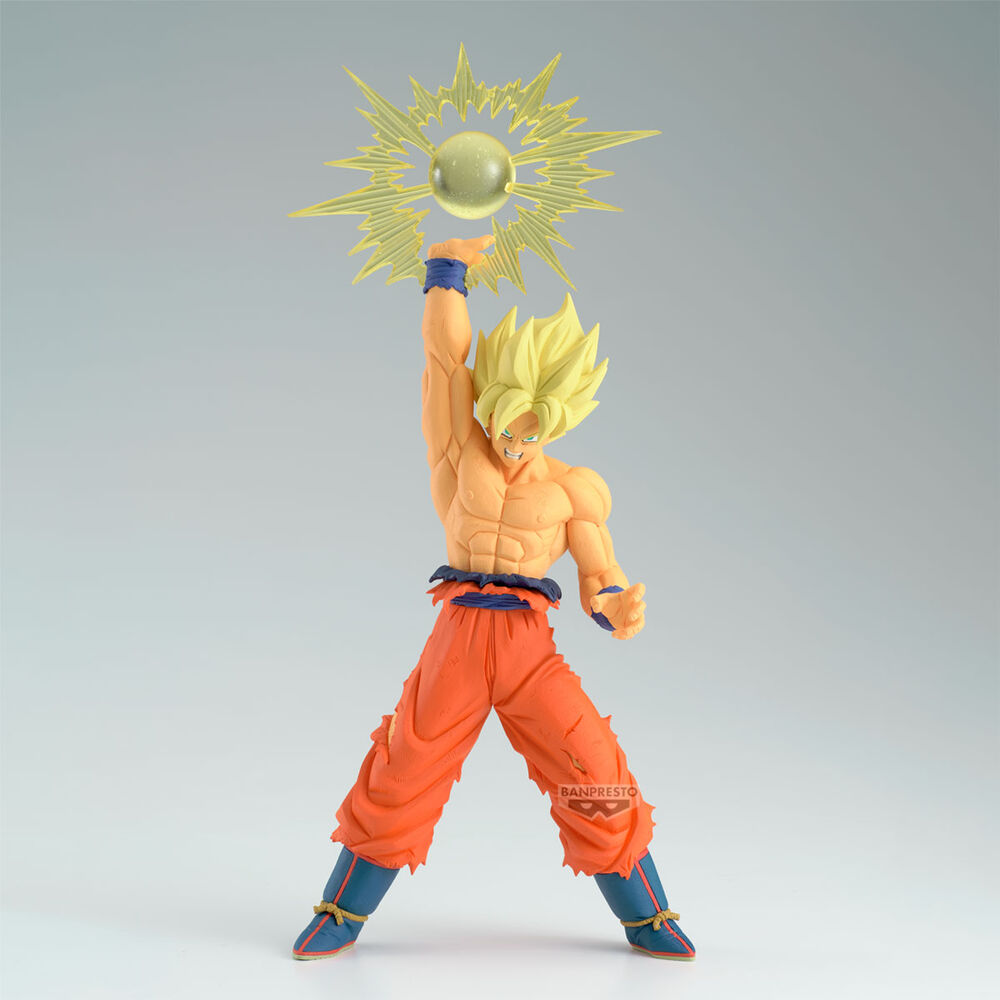 Vista lateral de la figura Goku Super Saiyan con ataque de energía