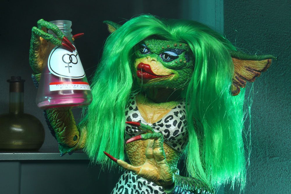 Greta Gremlins 2 Ultimate NECA con accesorios