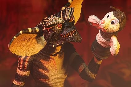 Figura articulada Gremlins NECA Flasher con detalles de la escena